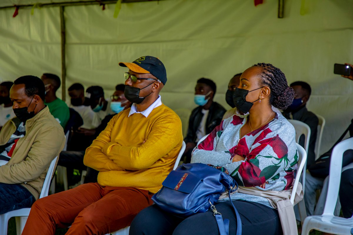MiningschoolRw's tweet photo. Umuyobozi mukuru w'ikirombe cya DEMICO Kinyogote Emmanuel yashimiye @Mines_Rwanda na @MiningschoolRw k'uruhare batanga mu kuzamura urwego rw'ubucukuzi. Yijeje abanyeshuru ubufatanye harimo nokubaha akazi. Yasoje ashimira abahisemo ikirombe cya DEMICO muri #MiningweekRw @Kamonyi https://t.co/3aQylfVRiA