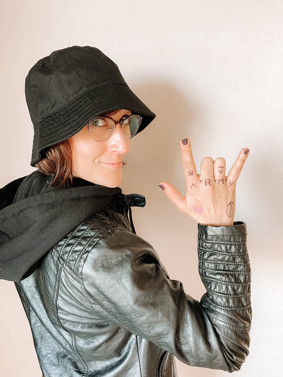 Jackie’s ready! It’s nearly time. Come say hi if you see us! 💜 #PTD_ON_STAGE_LA_Day3