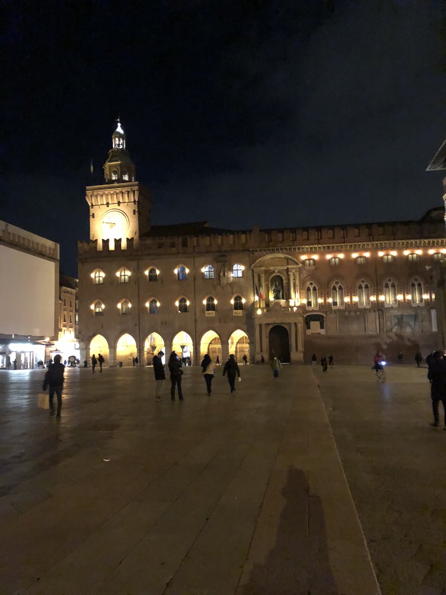 Perché Piazza Maggiore è bella anche di sera 🤩

#Bologna 
#1Dicembre