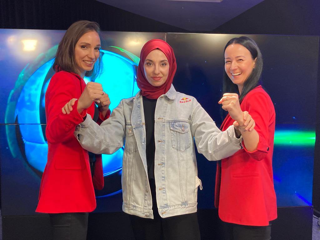 Çiçeği burnunda Avrupa Şampiyonumuz <a href="/kubradagli_/">Kübra Dağlı</a> harika enerjisiyle İyi Olan Kazansın’ın yeni bölümünde konuğumuz oldu 🥳 İzlemek isteyenleri şöyle alalım efenim 👉🏻 youtu.be/p-PCxW5D5hU