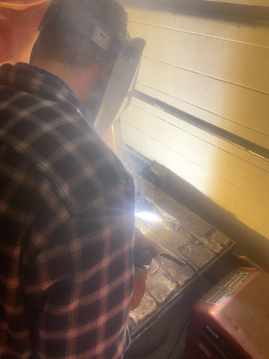 Mechanical Principles kids are really enjoying their time in the welding booth 👩🏼‍🏭🧑🏼‍🏭