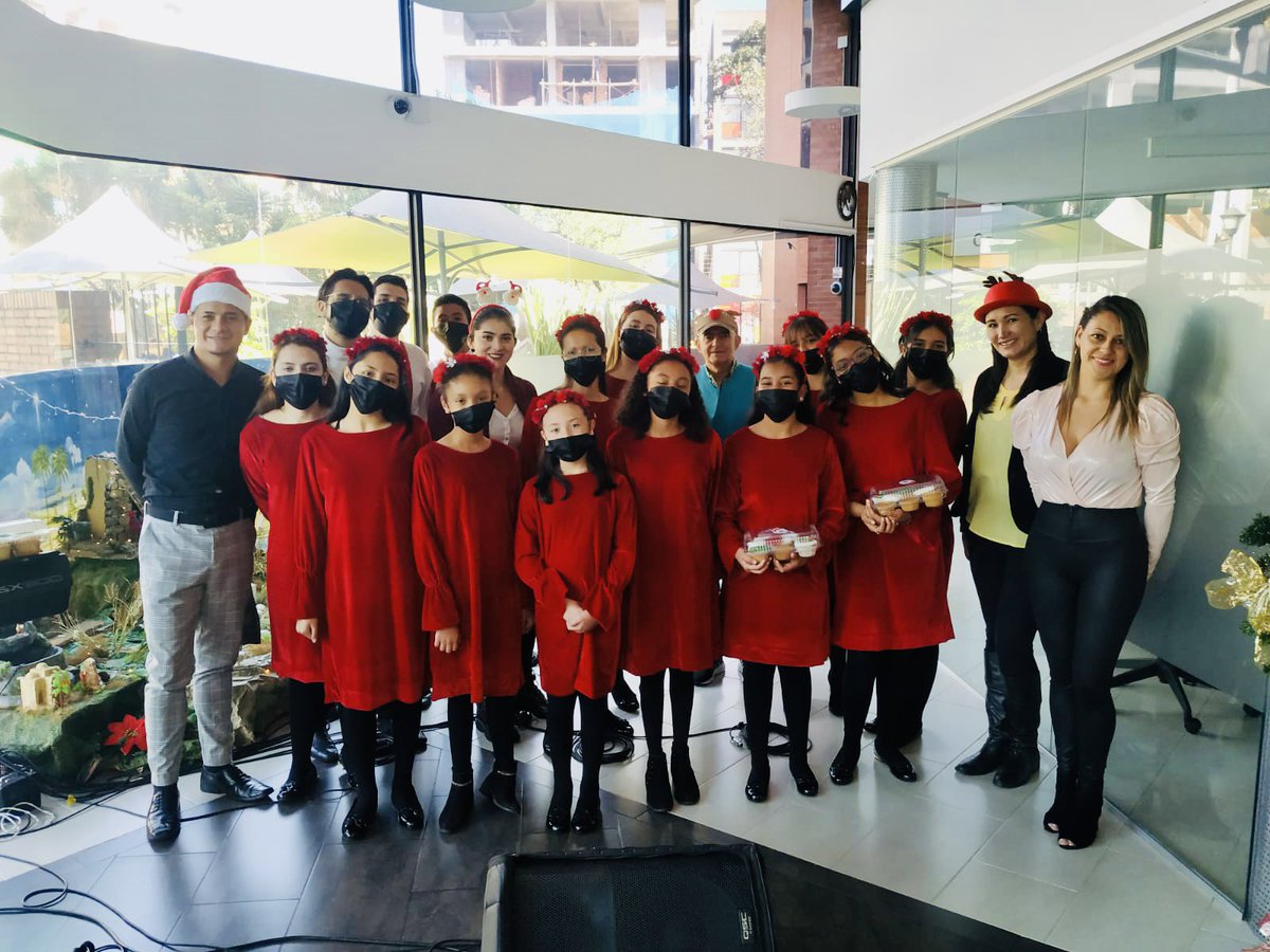 Veronicaponcev's tweet photo. Dimos una cálida bienvenida a la navidad 2021 en compañía de nuestra familia SENA #DiGeneral. Que en este mes tan especial abunde la paz, el amor y la reconciliación en nuestros corazones. #Talentoconcorazón🧡 https://t.co/zW8Dth0aiF