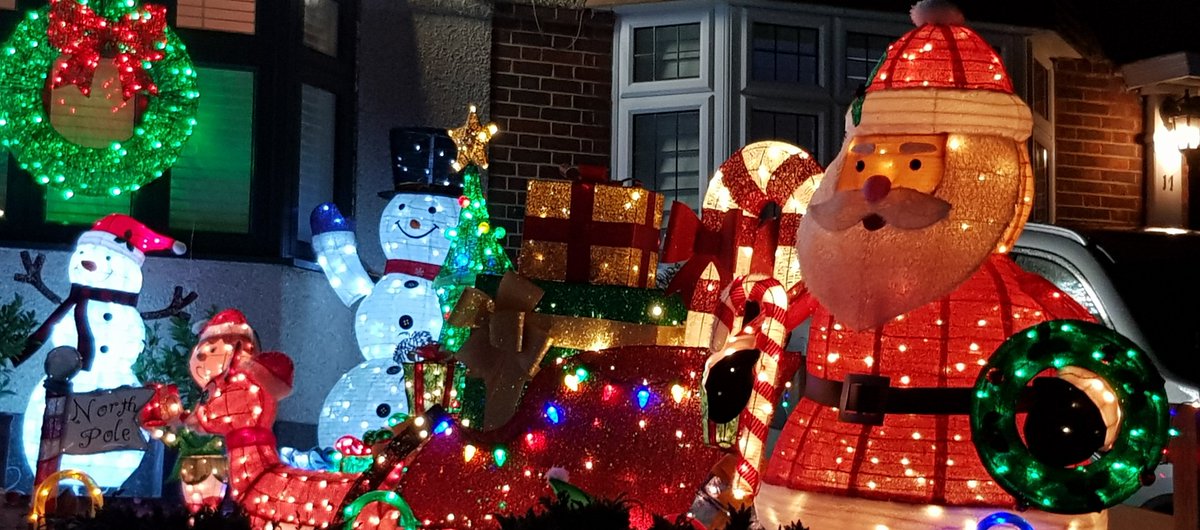 CrikeyCroydon's tweet photo. And so it begins... the first night of #PinewoodClose's dazzling annual lights display. For times of the light shows at No.1, head to https://t.co/jgqt8Wf2nO. 🎄🎅🎁 https://t.co/Voe3dMqnKC