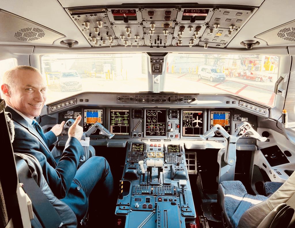 <a href="/ConsulMexMia/">ConsulMex Miami</a> celebra el vuelo que hoy emprende su primer viaje ✈️ Miami🇺🇸-Chetumal🇲🇽, con <a href="/AmericanAir/">americanair</a>, y dos vuelos semanales desde <a href="/iflymia/">Miami Int'l Airport</a>. Un nuevo destino que destaca la relevancia turística-comercial de #QuintanaRoo para los visitantes e inversionistas extranjeros.