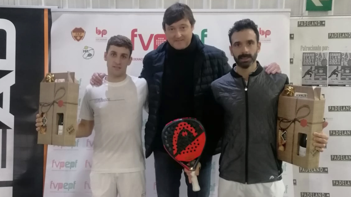 padelderioclub's tweet photo. 🚹Los jugadoras #padelderioclub @jaimebergareche &amp; @Gon_Franco 🏆🏆 y @joseba_diego🥈 campeones y subcampeón, respectivamente, de Primera masculina  de la 3ª prueba del Grand Slam Bizkaia jugada en Amorebieta-Etxano. 

¡Felicidades!👏👏👏 https://t.co/20Jp3N0Ptw
