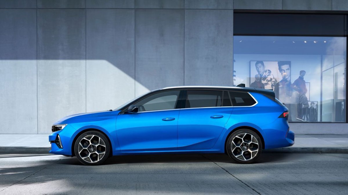 RumBat's tweet photo. Hatchback’ini bile kullanamadan, @Opel #SportsTourer yeni Astra’yı gösterdi.
PHEV’i de olacak yeni #Astra SW, 1.600lt yükleme alanını optimize eden
#intelliSpace hareketli zemine sahip.
#OpelVizor #PurePanel dijital kokpit, #IntelliLux #LED #PixelLight ergonomik #AGR koltuklar … https://t.co/pjsPKtqbzd