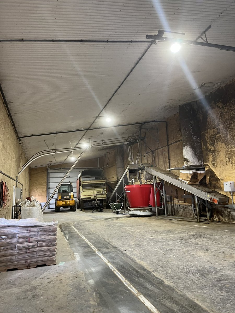 Lely Vector Tour 2021 
Day 2 - 1st Stop

Velrob Farms Ltd. 

The Veldman family of West Perth, Ontario are feeding 80 milking cows, plus heifers &amp; dry cows with the Lely Vector feeding from tower silos. 
<a href="/DairyRobot/">Lely North America</a>