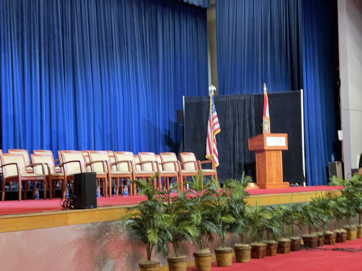 DavidVanM's tweet image. Waiting for Commencement to commence. #WeAreLynn