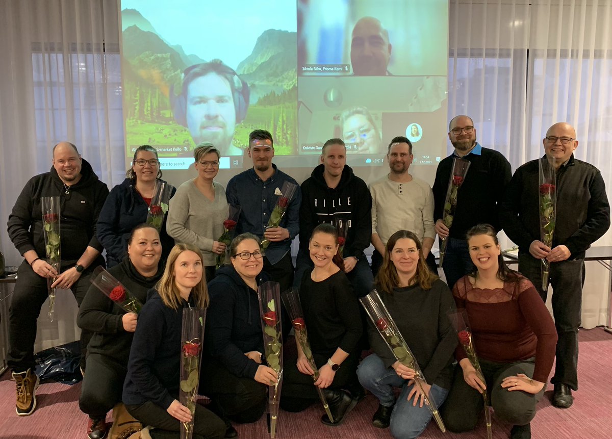 PiiaPesola's tweet photo. Liiketoiminnan erikoisammattitutkinnon suorittaneet Arinalaiset 🤩. Tämä ryhmä on 💚 Pohjois-Suomelle! Kiitos kun olette kehittäneet itseänne ja sitä kautta työryhmiännekin, arvostan! #arinalainen #sydänpohjoissuomelle https://t.co/yMABPfuadf