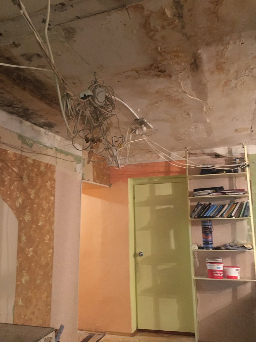 LosPistacchios's tweet photo. Опять крыша потекла…звонил @OOO_UK_BARS отреагировали оперативно! Кровельщик посмотрел, пришёл в себя и сказал, что тут сейчас сделаешь…@admgel  и @OOO_UK_BARS  Люди тут годами плесенью дышат 😶‍🌫️ https://t.co/nfuXR0F37F