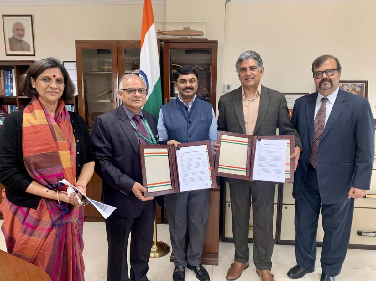The MoU was signed between the president of <a href="/iitcouncil/">IIT Alumni Council</a>  Shri Ravi Sharma <a href="/ravisharma_in/">RAVI SHARMA 🇮🇳</a> and Director General Technology Management of DRDO Shri HB Srivastava in the presence of Secretary DDR&amp;D and Chairman DRDO Dr G Satheesh Reddy.