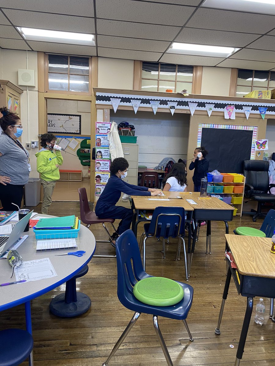 mpecoraro28's tweet photo. Our class learning about the connection between sound waves &amp; vibrations in Science by making paper cup telephones! 👩‍🔬🧑‍🔬 https://t.co/YWVHhE1mRN