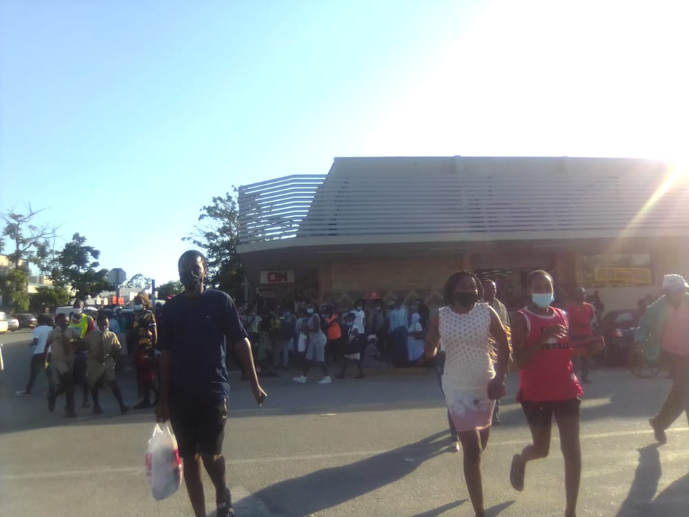 Drama at OK supermarket in Masvingo CBD as scores of people jostle to catch a glimpse of a snake (black mamba) that was allegedly seen in a man's car parked outside the retail outlet this late afternoon.