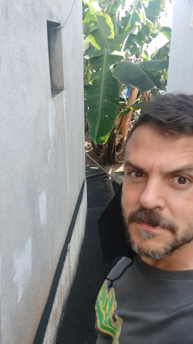 AncelErnesto's tweet photo. Desaparecido de las redes porque otra vez he tenido que venir a #LaPalma a quitar ceniza, no parece que el volcán de #CumbreVieja pare pronto. Pero no nos rendiremos:
Por mucho que...
💥 Ruja
💥 Terremotos
💥 O nos tape de ceniza
Somos #MásFuertesQueElVolcán

#LaPalmaEnElCorazón https://t.co/z5CPORnYA9