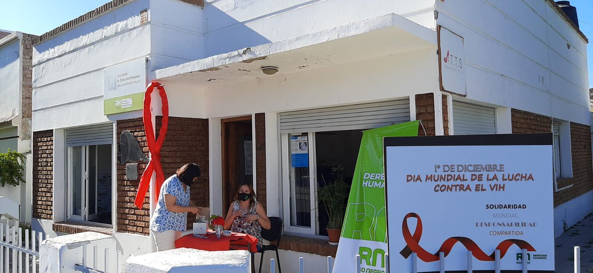 DDHH_RioNegro's tweet photo. 1 de diciembre | Día Mundial de la Lucha contra el SIDA  
Compartimos fotos de la actividad que lleva adelante la Delegación de #GeneralRoca, en conmemoración de este día. https://t.co/Pkl6mTdvDB