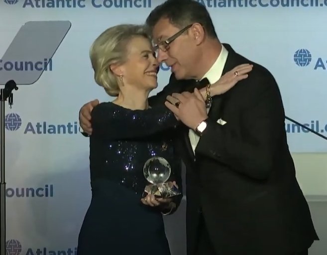 SummaDeceptio's tweet photo. La @vonderleyen ha dichiarato guerra a 150milioni di persone che in UE non sono vaccinate.
Il marito è il direttore della #Orogenesis, che si occupa di terapia genica e di vaccini che lei vorrebbe obbligare.
In più è teneramente amica del CEO di #Pfizer, dandogli miliardi di euro https://t.co/m89nv3Cz2Z