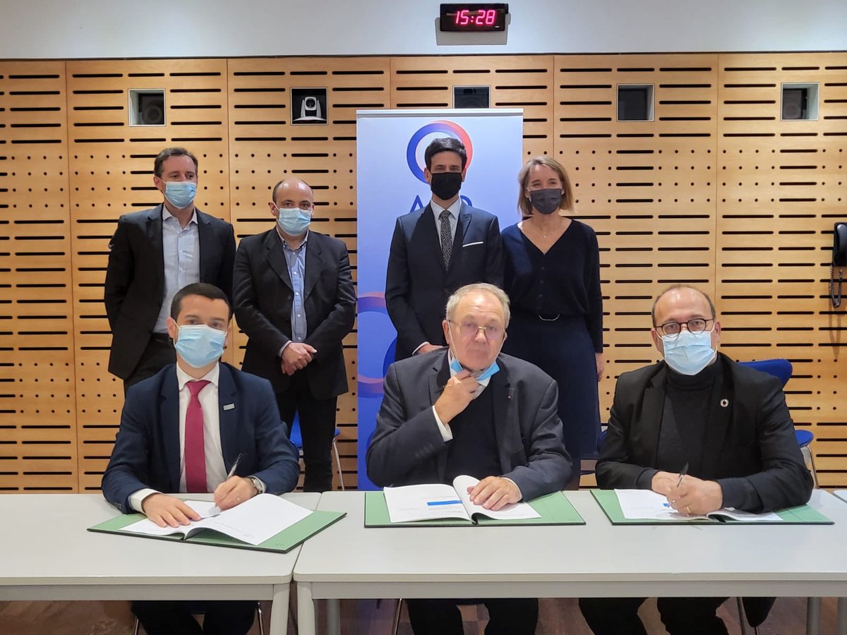 Signature de l accord de partenariat <a href="/AFD_France/">Agence Française de #Développement (AFD) 🇫🇷 🇪🇺</a>, <a href="/expertisefrance/">Expertise France</a> et <a href="/FVolontaires/">France Volontaires</a> pour intégrer la jeunesse dans nos projets, faire des volontaires des acteurs de la solidarité en France et dans nos pays partenaires 👏🙏