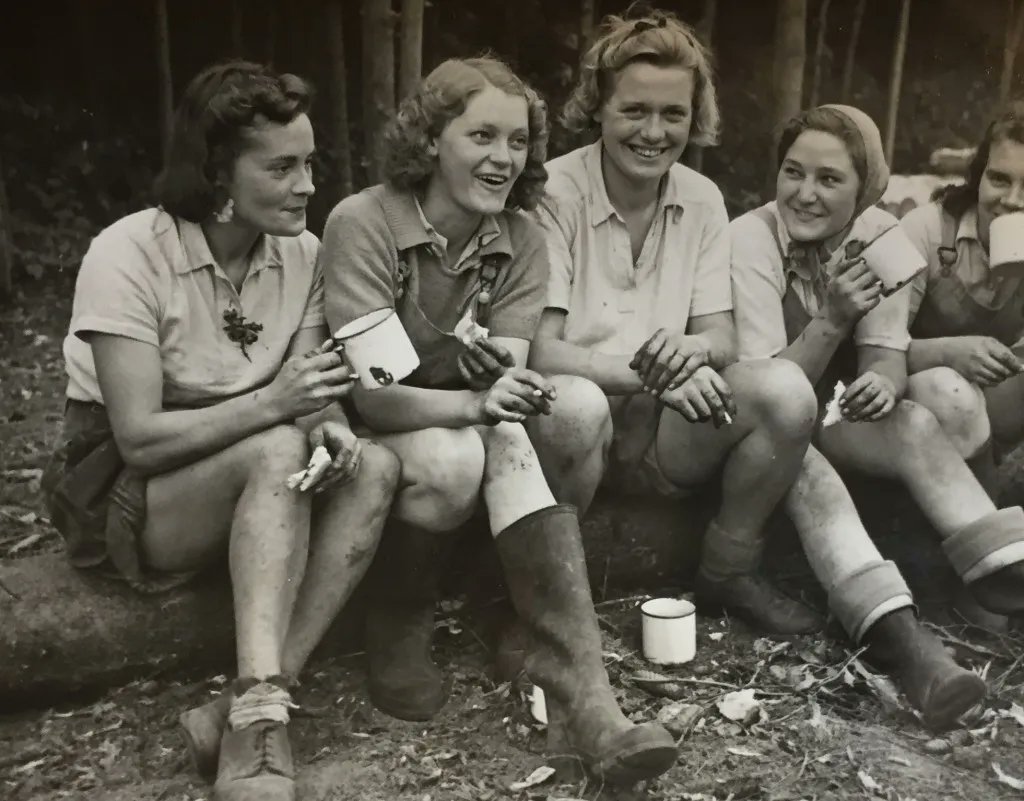 WomensLandArmy's tweet photo. And we're now in December - where has the year gone?!
🌲 As 2021 draws to a close, browse some of the photos in the WTC Photo of the Month series, and share with me your thoughts on the series too. 🌲
https://t.co/XidnT0nbPq
#twitterstorians #timbercorps https://t.co/k8UJmDDu31