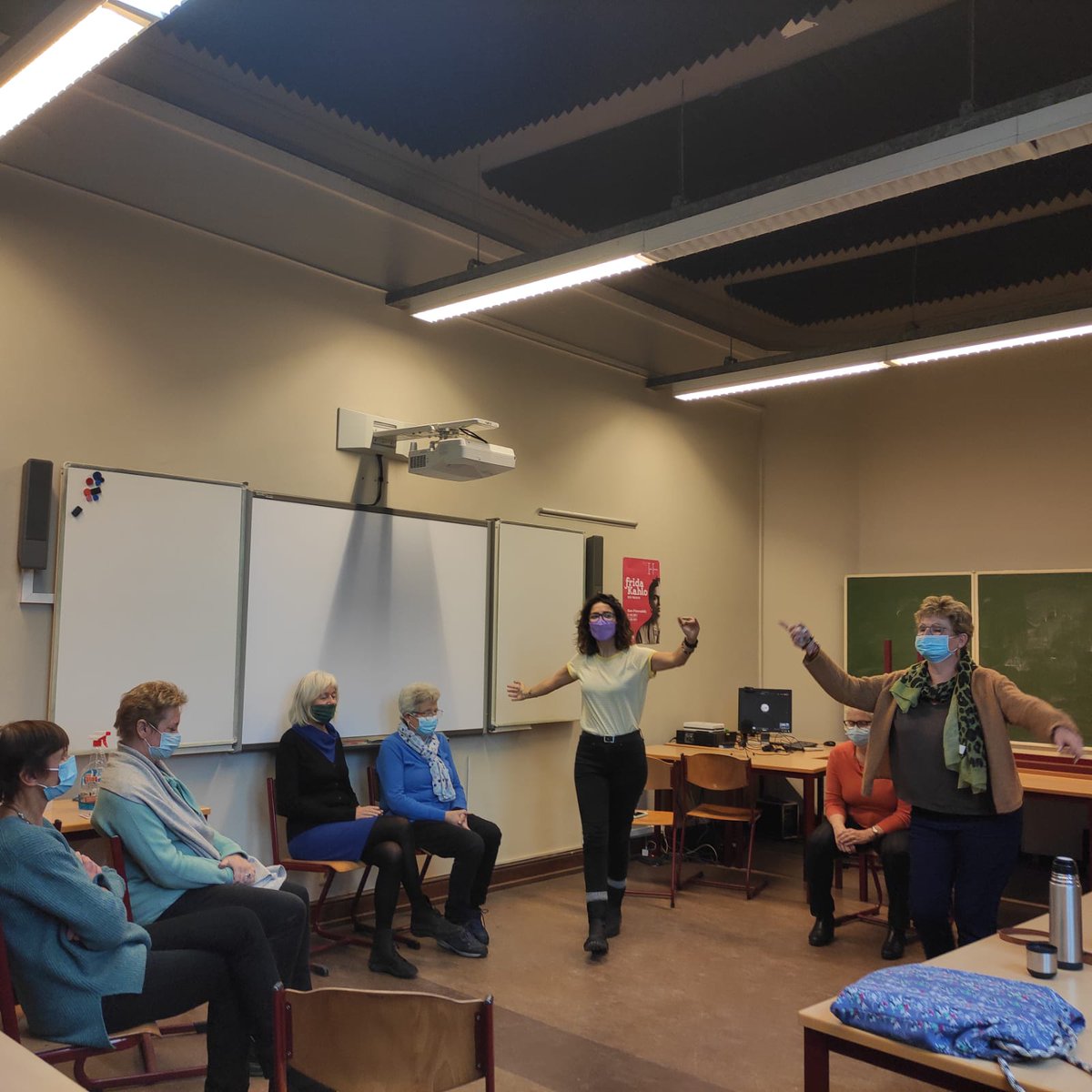 EduBenelux's tweet photo. Hoy los alumnos del BLC de Mortsel han sacado su lado más dramático y han disfrutado como niños en la clase de ELE con el taller de teatro 🎭y cuentacuentos de @EduBenelux. Gracias a la profesora y actriz @MarSerrano.👏👏 https://t.co/FWSDXAM1JA