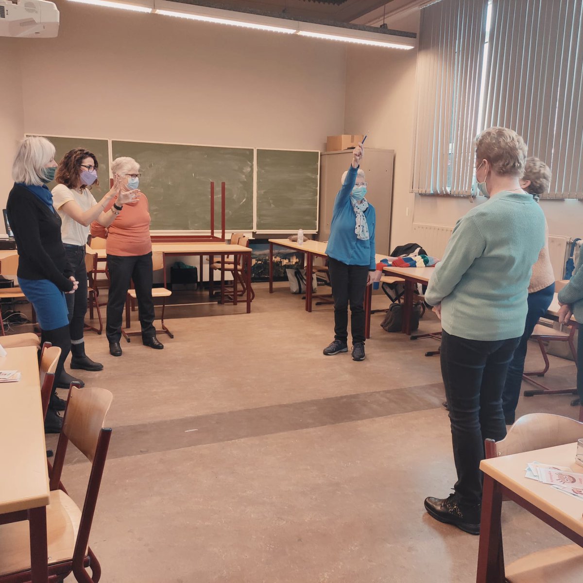 EduBenelux's tweet photo. Hoy los alumnos del BLC de Mortsel han sacado su lado más dramático y han disfrutado como niños en la clase de ELE con el taller de teatro 🎭y cuentacuentos de @EduBenelux. Gracias a la profesora y actriz @MarSerrano.👏👏 https://t.co/FWSDXAM1JA