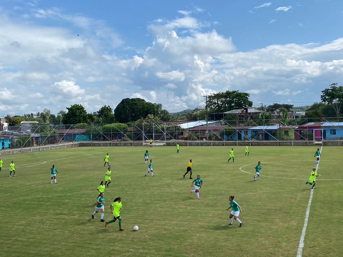 ComisionadoPaz's tweet photo. #AEstaHora en #Cáceres, #Cauca | Iniciamos el primer partido de la jornada - Olimpiadas Paz con Legalidad con Enfoque de Género Bajo Cauca 2021. Modalidad: ⚽️ Fútbol, en competencia mujeres de los municipios #ElBagre y #Tarazá. A través del deporte construimos #PazConLegalidad https://t.co/yGln1iyjm7