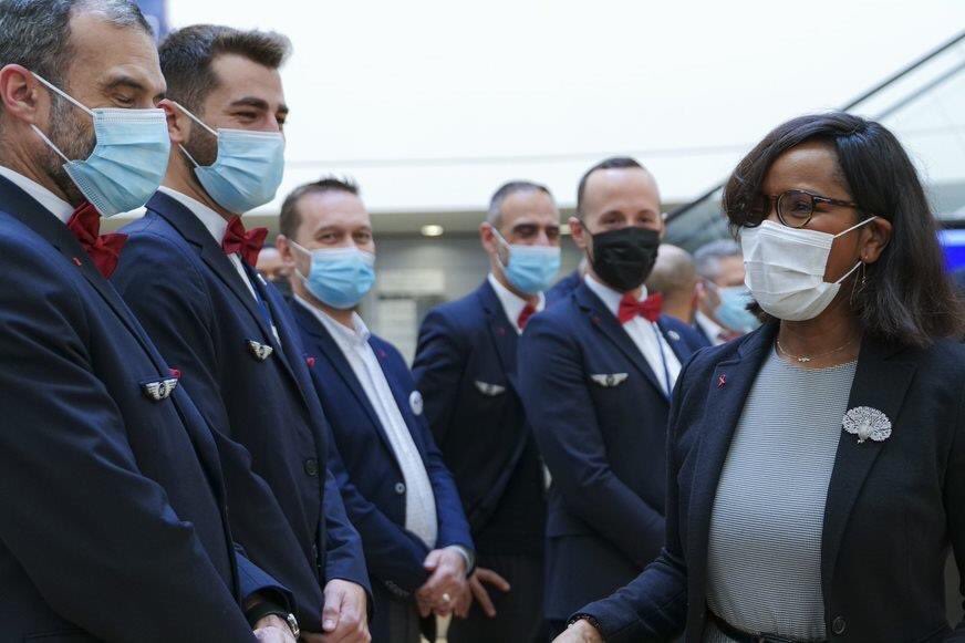 VillarCath's tweet photo. Un grand merci à Mme la Ministre @1ElisaMoreno pour son soutien et sa visite au départ de nos vols « Ruban Rouge » dans le cadre du #WorldAidsDay 

Et bravo à @PersonnAilesAF pour son engagement. Restons tous mobilisés. 
👉 https://t.co/xjEVS0F0WL https://t.co/U7SftvSdDZ
