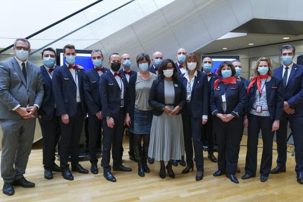 VillarCath's tweet photo. Un grand merci à Mme la Ministre @1ElisaMoreno pour son soutien et sa visite au départ de nos vols « Ruban Rouge » dans le cadre du #WorldAidsDay 

Et bravo à @PersonnAilesAF pour son engagement. Restons tous mobilisés. 
👉 https://t.co/xjEVS0F0WL https://t.co/U7SftvSdDZ