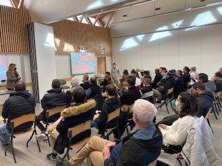 PeAndrezieux's tweet photo. #AvecPoleEmploi @PeAndrezieux 43 personnes présentes ce matin au centre de formation Ste Claire à Sury-Le-Comtal pour découvrir les métiers de l'industrie et des témoignages d'entreprises (OI Manufacturing, Pasquier, Eurotab, Salaisons Merle, Omerin #SEDI2021. @GallCecile 👌👏👏 https://t.co/ToYylEhtUM