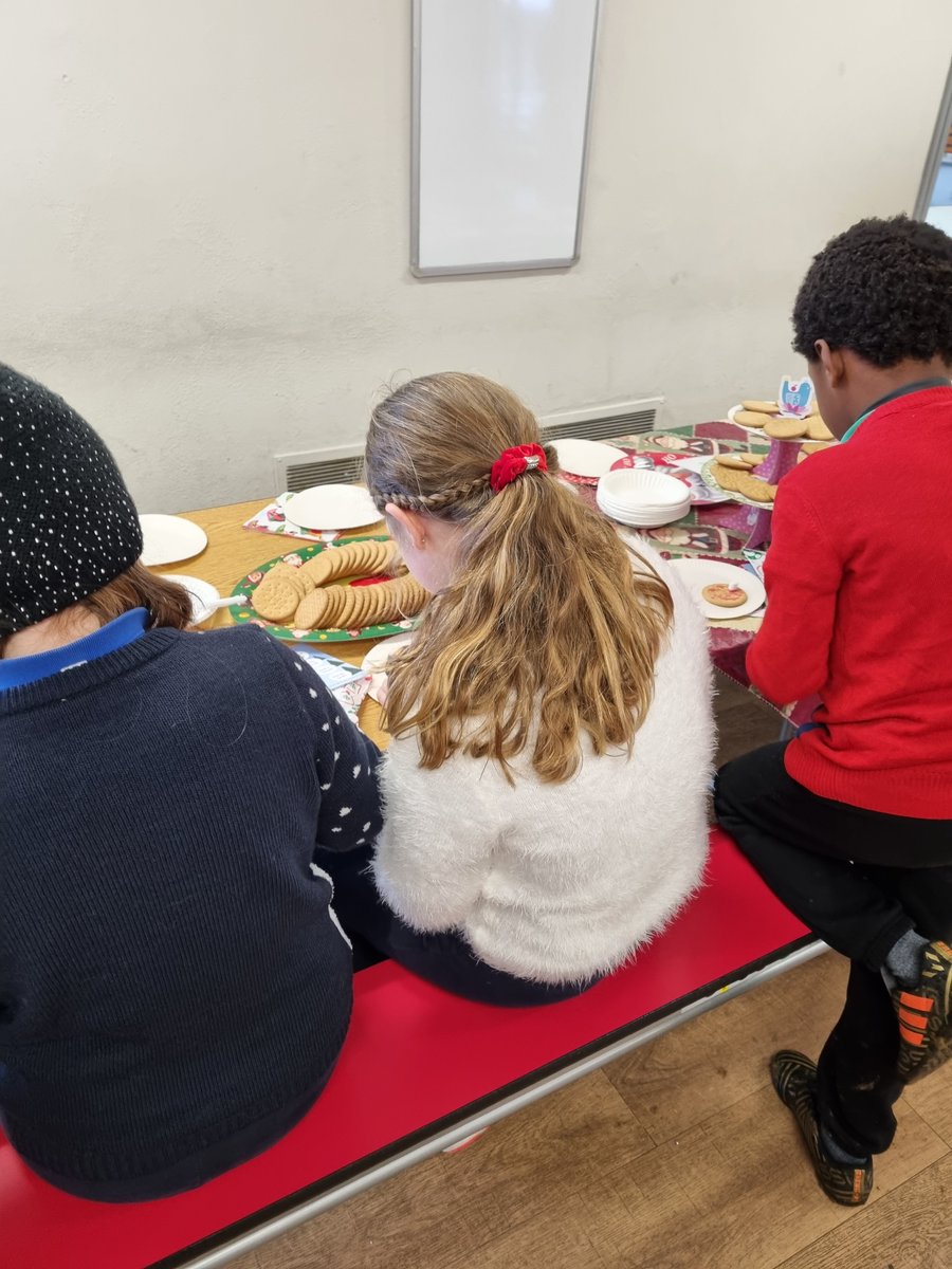 HcjsHeadteacher's tweet photo. we're half way through our week of class festive fayres - Thankyou to @HCJSPTA  for organising and running them. You're wonderful! HCJS parents - don't forget to join us for mince pies and mulled wine in the playground on Friday! https://t.co/zfAvNsWTCT