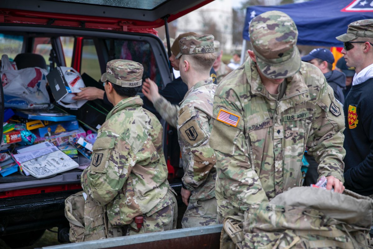 41stFAB's tweet photo. #RailGunners and their families went on a 3k ruck march to transport toys for local orphanages as part of #OperationToyDrop earlier today, here in Grafenwohr. https://t.co/VnWPcRgwtH