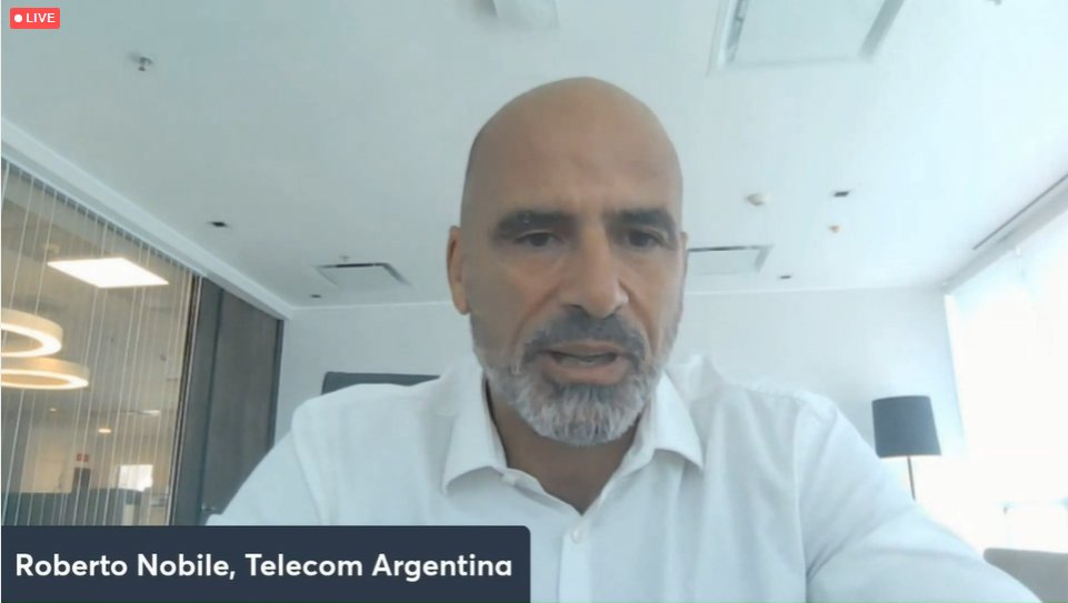 GSMALAC's tweet photo. "Las empresas no solo atravesamos un proceso de #TransformacionDigital, también acompañamos a nuestros clientes en su propia digitalización".
📣 @rdnobile, CEO de #TelecomAr, en el #Mobile360 #LatinAmerica.
📺 https://t.co/sjS9Zj1ctG. https://t.co/GD84xD5kud