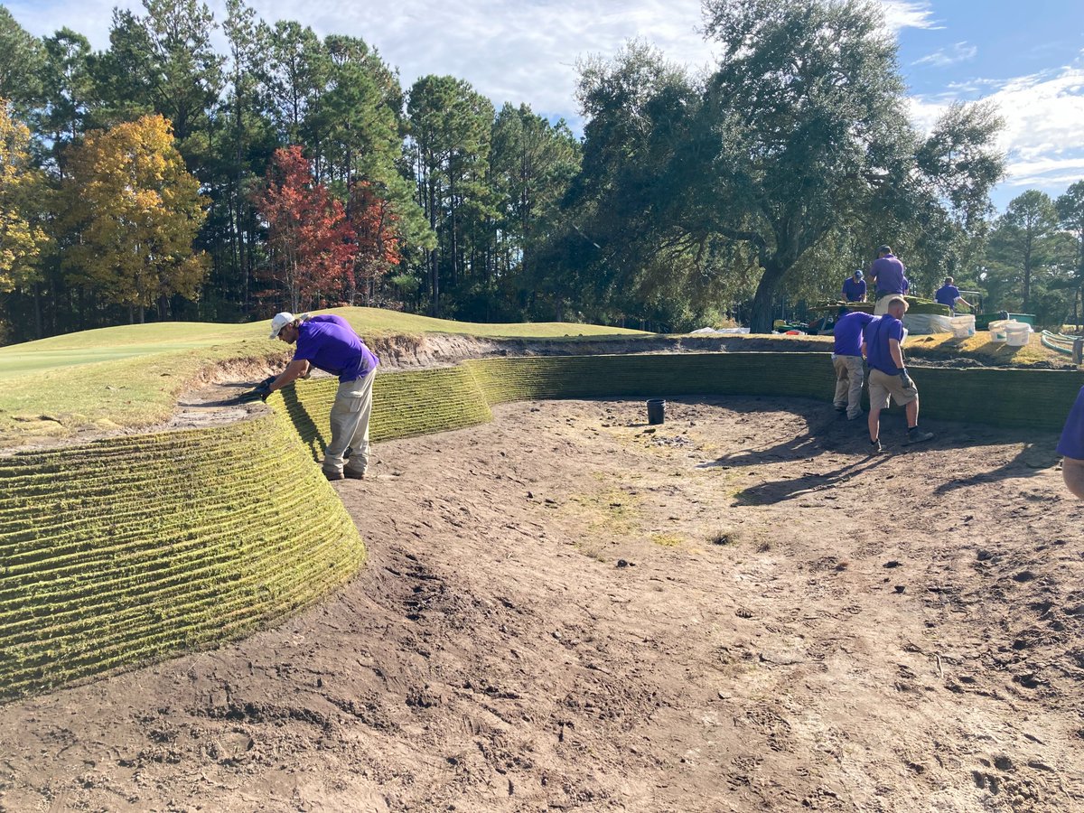PermaEdgeBunker's tweet photo. After beginning their bunker renovation earlier this spring, @ThistleGolfClub picked up efforts again this fall.  We were on site with John Pridgen's staff to fine tune training and keep the fine working going.  A fine effort is producing some great results. https://t.co/Son9VZx8xB