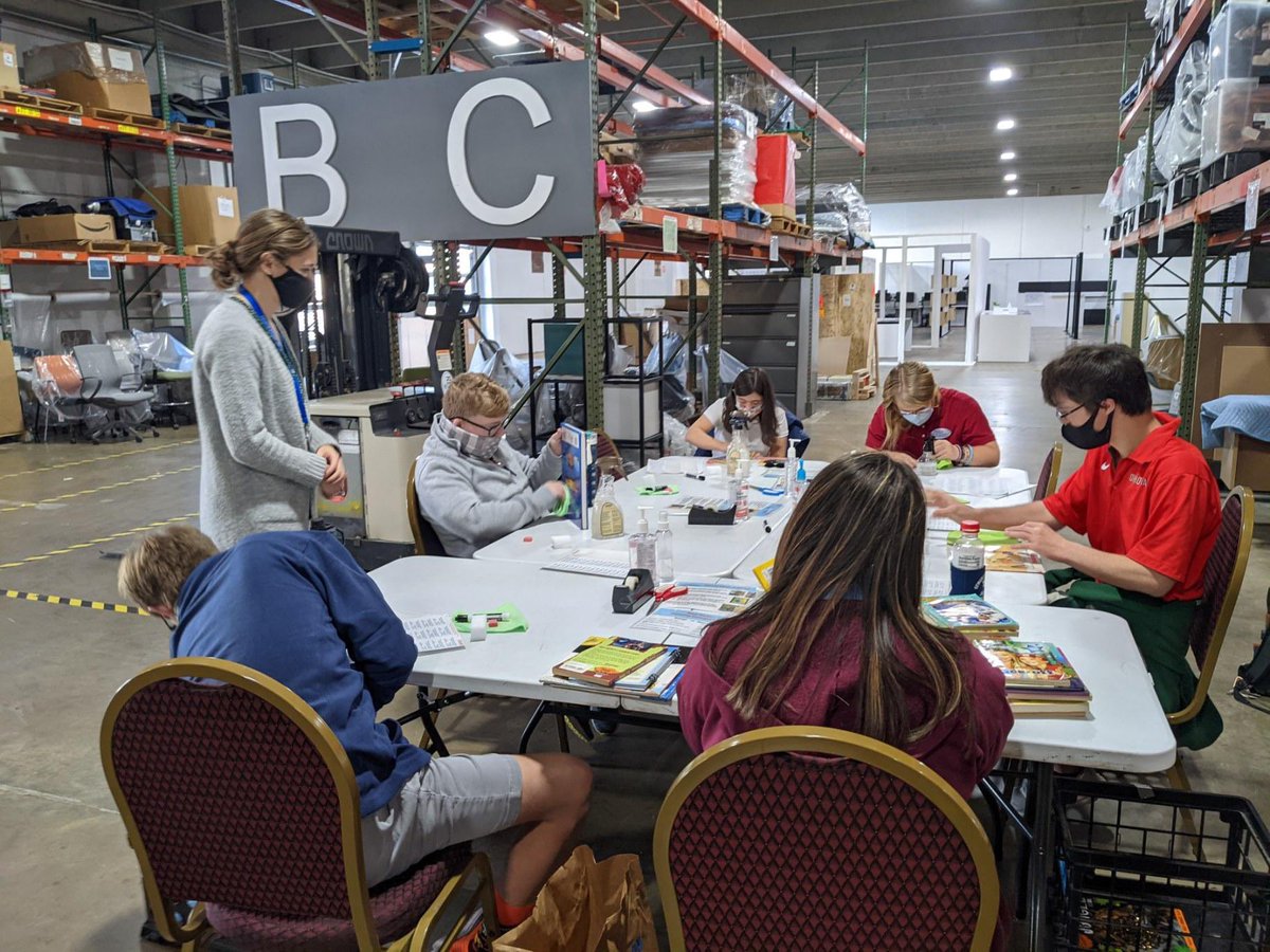PhilipsAcadNC's tweet photo. Super focused volunteers at @PromisingPages this #everybodyworkswednesday
#employability
#eightypercentgradsworking https://t.co/4e5ZCvxRuD