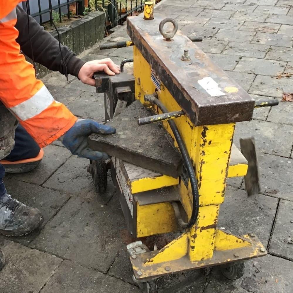 Rene_Droste's tweet photo. Bij de werkzaamheden aan de E.F. van den Banweg in de #bouwmeesterbuurt is firma Rutte uit Amsterdam bezig met het aanleggen van een drempelplateau in de weg. 

Dit doen zij zoveel mogelijk elektrisch⚡, zo is de shovel elektrisch maar ook de stenenknipper en het trilapparaat https://t.co/iTnKqTdwhw