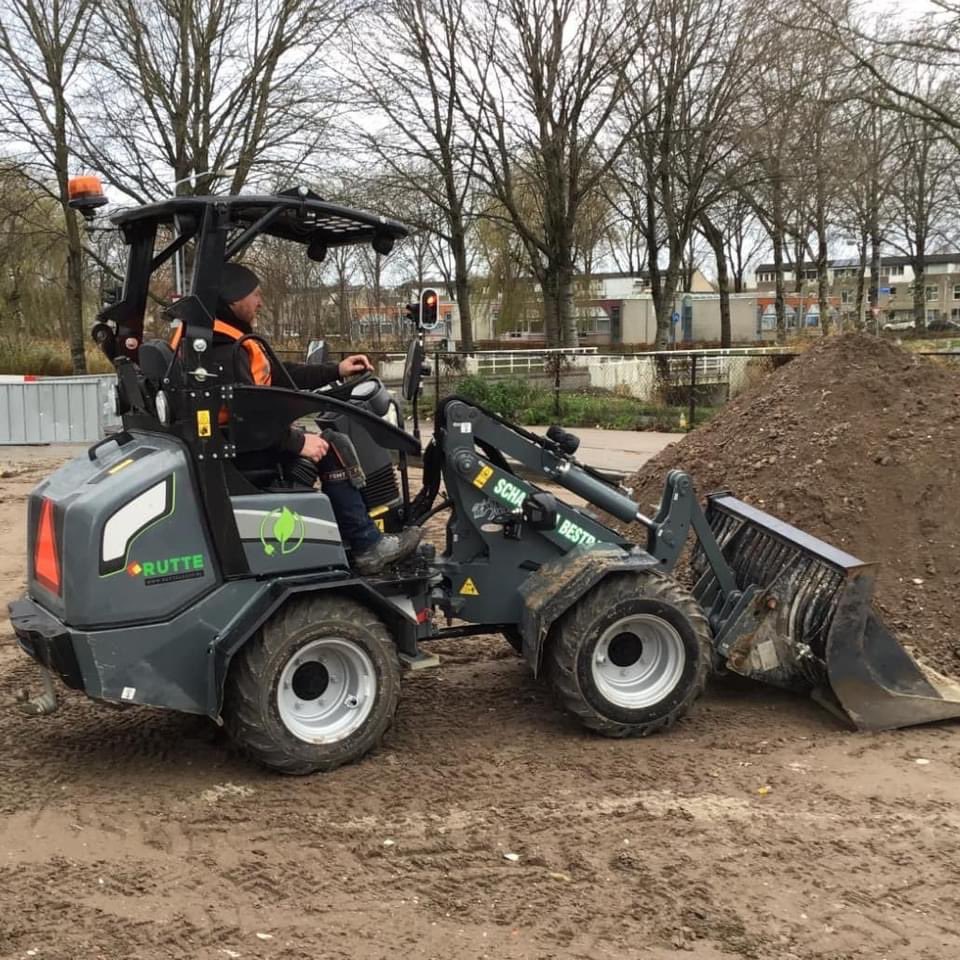 Rene_Droste's tweet photo. Bij de werkzaamheden aan de E.F. van den Banweg in de #bouwmeesterbuurt is firma Rutte uit Amsterdam bezig met het aanleggen van een drempelplateau in de weg. 

Dit doen zij zoveel mogelijk elektrisch⚡, zo is de shovel elektrisch maar ook de stenenknipper en het trilapparaat https://t.co/iTnKqTdwhw