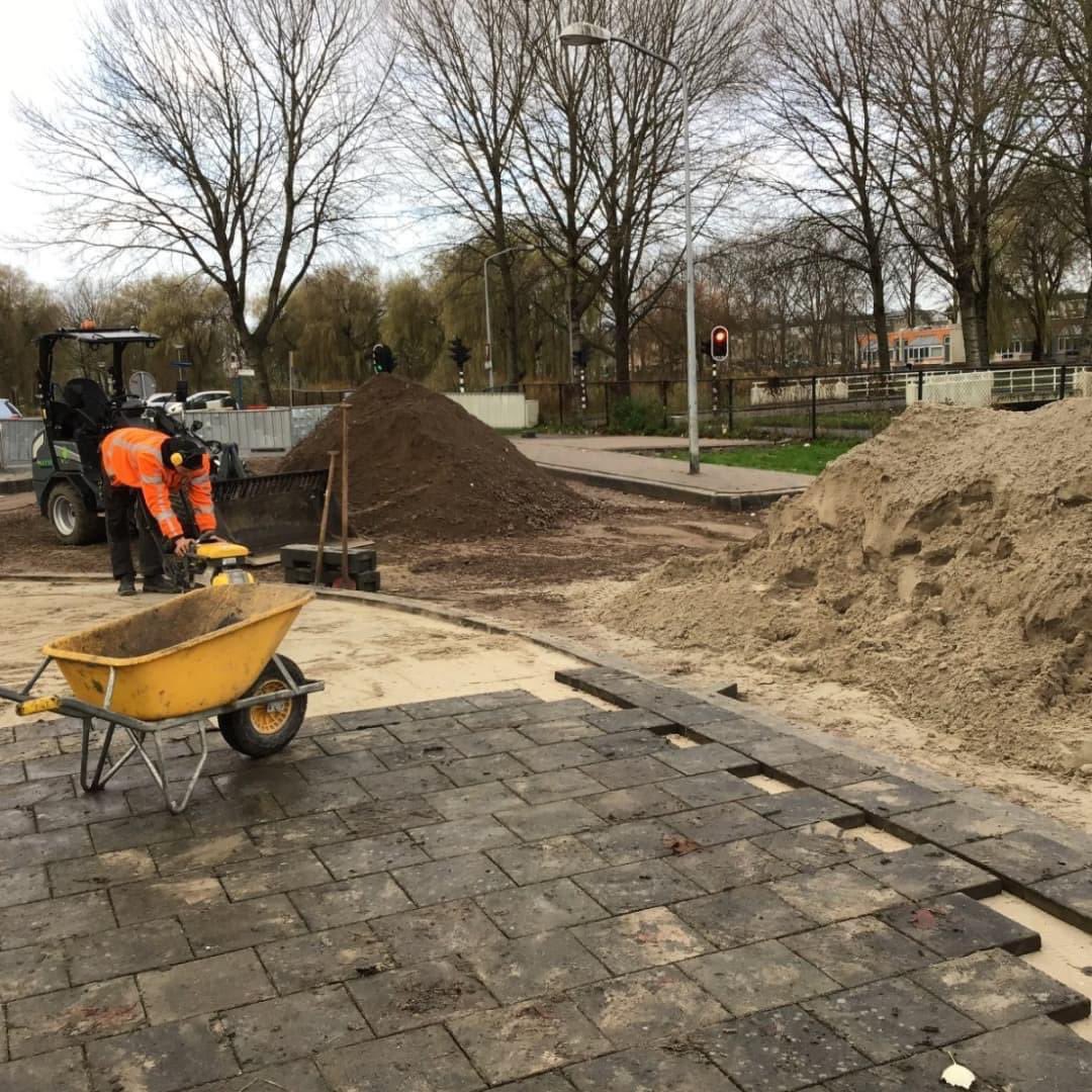 Rene_Droste's tweet photo. Bij de werkzaamheden aan de E.F. van den Banweg in de #bouwmeesterbuurt is firma Rutte uit Amsterdam bezig met het aanleggen van een drempelplateau in de weg. 

Dit doen zij zoveel mogelijk elektrisch⚡, zo is de shovel elektrisch maar ook de stenenknipper en het trilapparaat https://t.co/iTnKqTdwhw