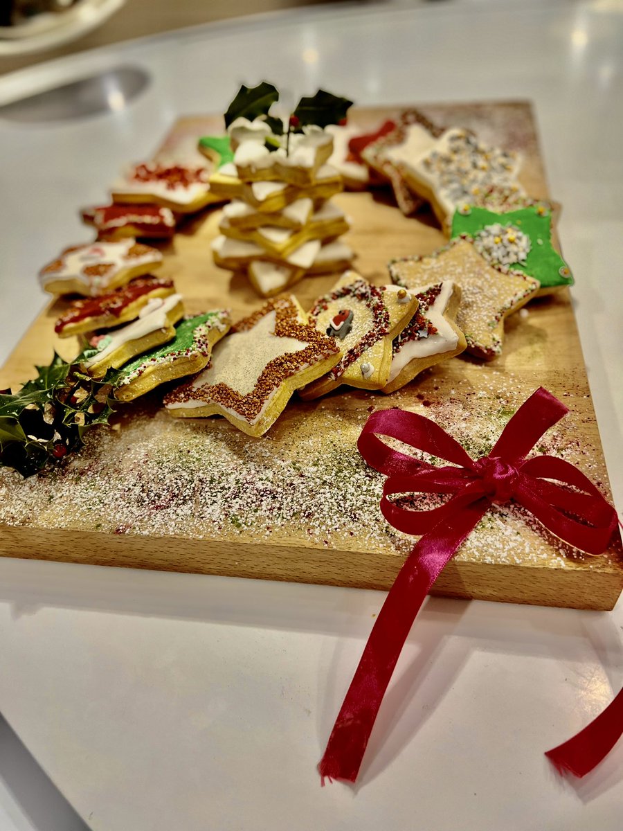 SthelensHH's tweet photo. Another class at @StHelensSchool surprised with some delicious Christmas cookies made by our talented pastry chef @Eva56898476.
Which class will be next? π
#randomactsofchristmaskindness
@HolroydHowe
@melrahaman
@MaryMar89923871 https://t.co/xFldugAbHa