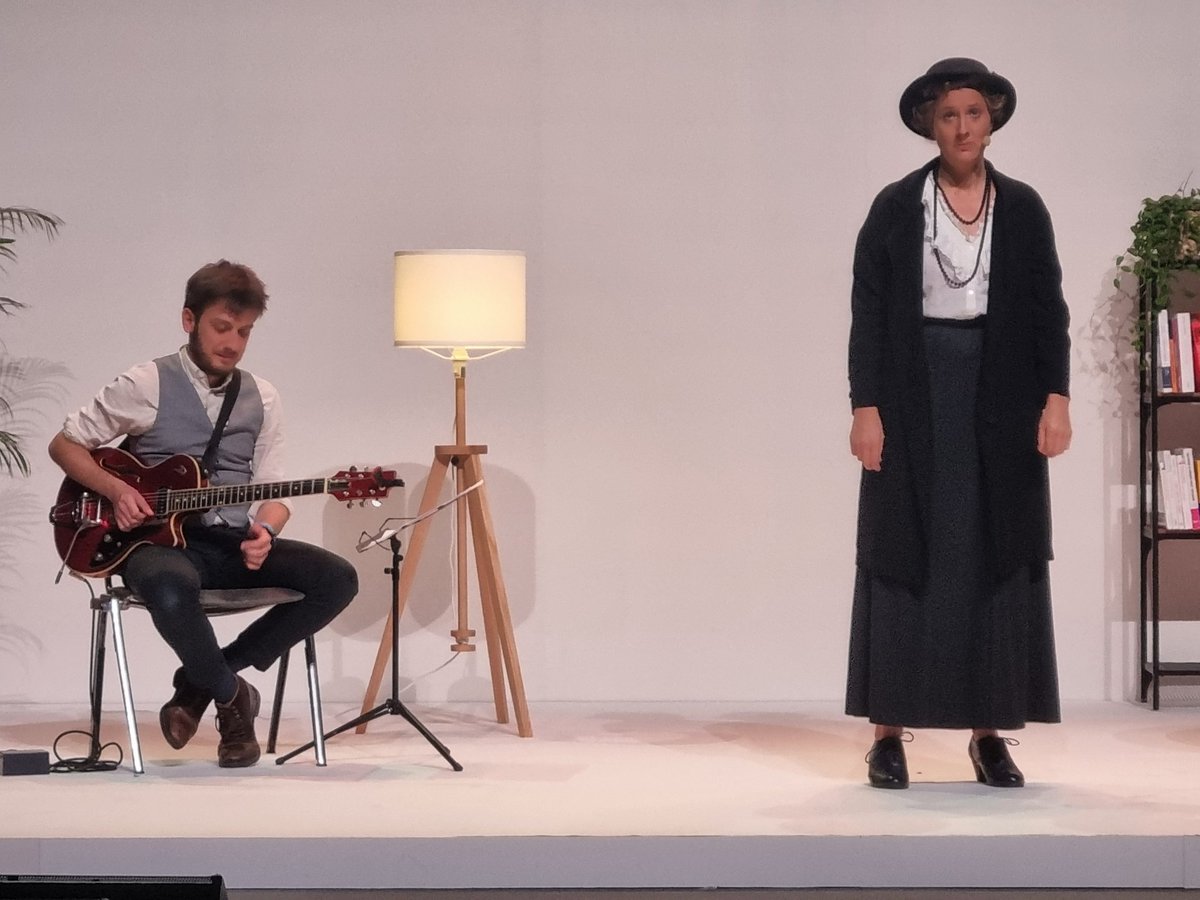 cnfpt's tweet photo. Aux #ETS2021, actuellement dans l'auditorium #Cassin, un #standup sur  "L'égalité des genres dans le sport"... ou le combat d'Alice Millat pour dépasser les représentations. https://t.co/KLXjCyYv9b