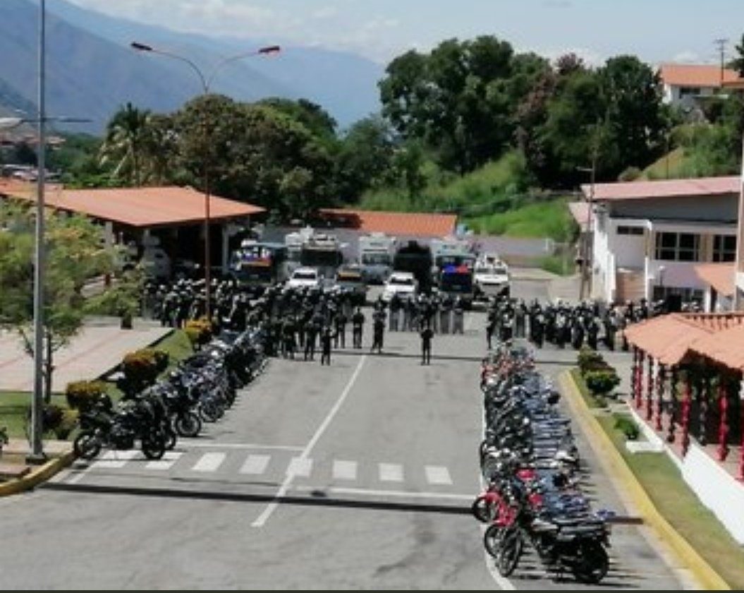 cmdteciamerida's tweet photo. #1Dic 🇻🇪 #PuebloUnidoEsPaz 🇻🇪

Centinelas de nuestra #GNBMerida ¡Garantes de Paz y Soberanía Inexpugnable! 

#YoSoyFANB #LlegóDiciembre 
.@PrensaFANB 
.@PrensaCmdteGral https://t.co/tO0Z0VARqE https://t.co/llWhpA7FOD