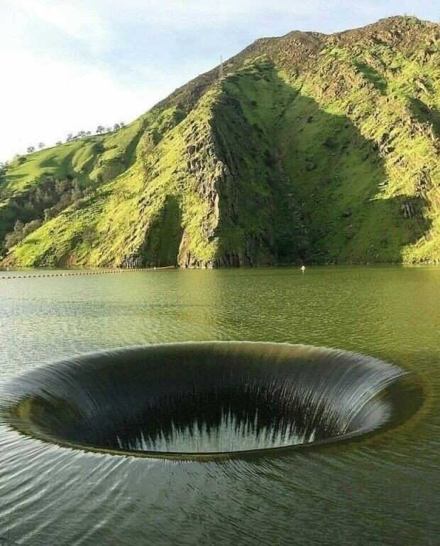 Плотина монтичелло калифорния дыра. Чертова воронка на байкале. Озеро берриесса калифорния дыра. Кратерное озеро крейтер. Болотный бочаг.