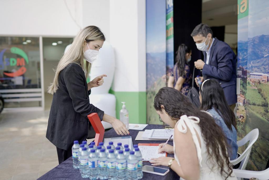 DesarrolloEcoAn's tweet photo. Las empresas participantes de #Proyecta2021 generaron 555 nuevos puestos de trabajo de los cuales el 15% son ocupados por madres cabeza de familia. 🧥🥻💰📈 https://t.co/rJbXhf4ZiT
