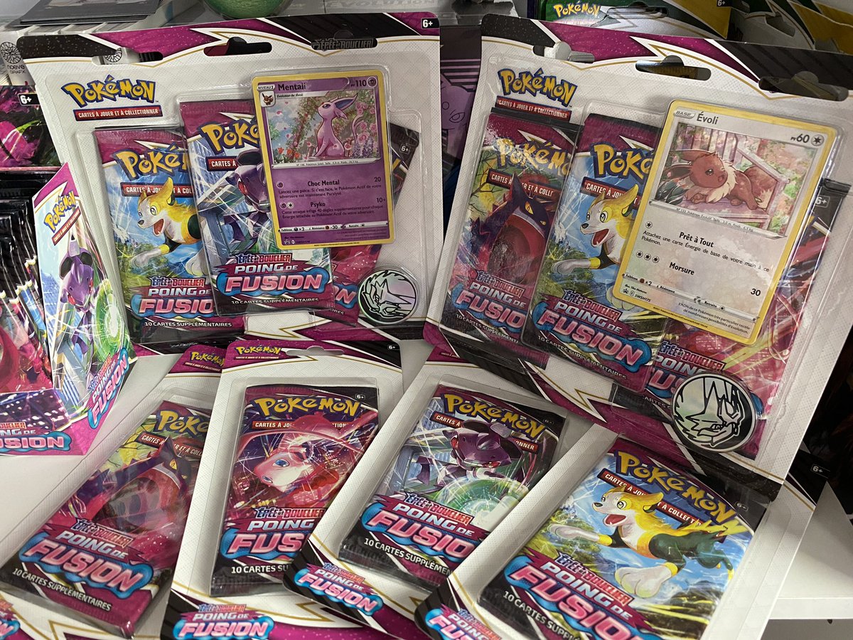Yunaly6's tweet image. Hey ^^ 
Je viens de mettre en ligne ma toute première ouverture de la nouvelle extension Pokémon #poingdefusion !! 
J’ai commencé par le display et regarder tout ce qu’on aura à s’ouvrir au fil des jours 😁!! 
Je vous met le lien juste ici : youtu.be/w44ZMe6o_xY

#Pokemon #EB8