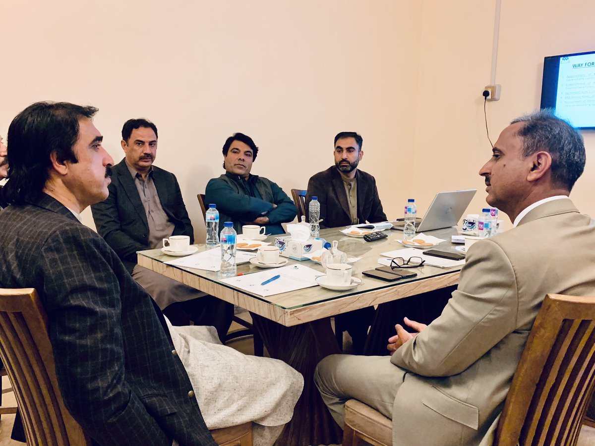 NaseebUllahdum2's tweet photo. کوئٹہ
صوبائی وزیر خزانہ حاجی نورمحمد خان دومڑ صاحب کو چیرمین بی آر اے پسند خان بلیدی نے بی آر اے کے متعلق تفصیلی بریفنگ دی 
اس موقع پر سیکریٹر فنانس عبدالرحمان بزدار سپیشل سیکریٹری آفضل خوستی صاحب میرالحق غیلزئی بھی موجود تھے @dpr_gob https://t.co/nWyhQDoYY0