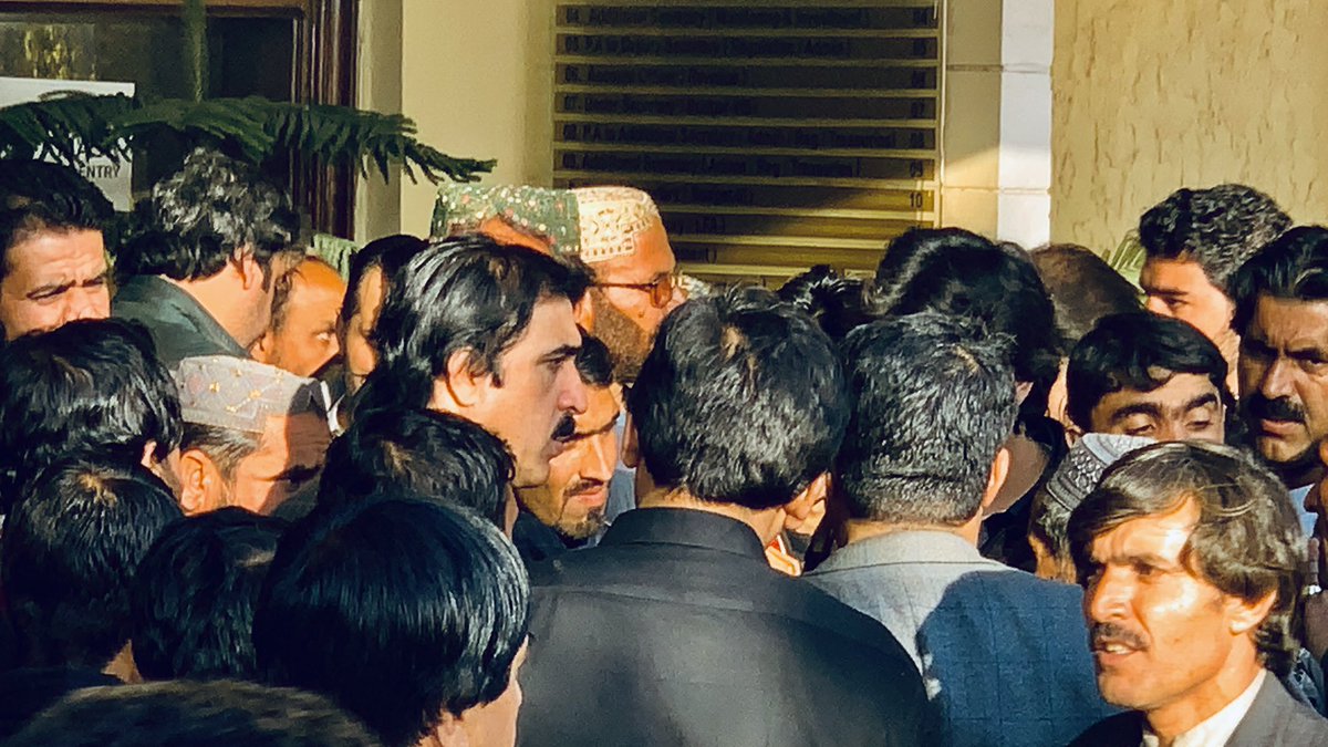 NaseebUllahdum2's tweet photo. صوبائی وزیر خزانہ حاجی نورمحمد خان دومڑ صاحب آپنے آفس کے باہر دور دراز علاقوں سے آئے ہوئے لوگوں کے مسائل سن رہے ہئں https://t.co/hsGgmV5fVZ