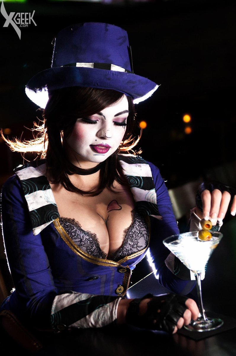 NudeCarbon's tweet image. It’s shoots like this that made Daisho special. It was early so not busy, and the bar tender gave us free run of the bar and even made us that fake drink for free. Later I went back and got a real drink just so I could tip them really well. 
Moxxie @allyssooonnnn 
#daishocon