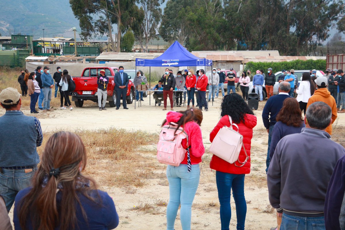 DPPPetorca's tweet photo. 👉 Seguimos apoyando a nuestros agricultores de la provincia de #Petorca. Hoy fue el turno de la comuna de #LaLigua, donde agricultores No Indap recibieron apoyo del plan #MinagriTeAyuda en #EmergenciaAgrícola. Con el Seremi @Htolepet y alcalde #PatricioPallares @laliguacl 👏🏻👏🏻👩🏻‍🌾 https://t.co/uta1LxmvEs