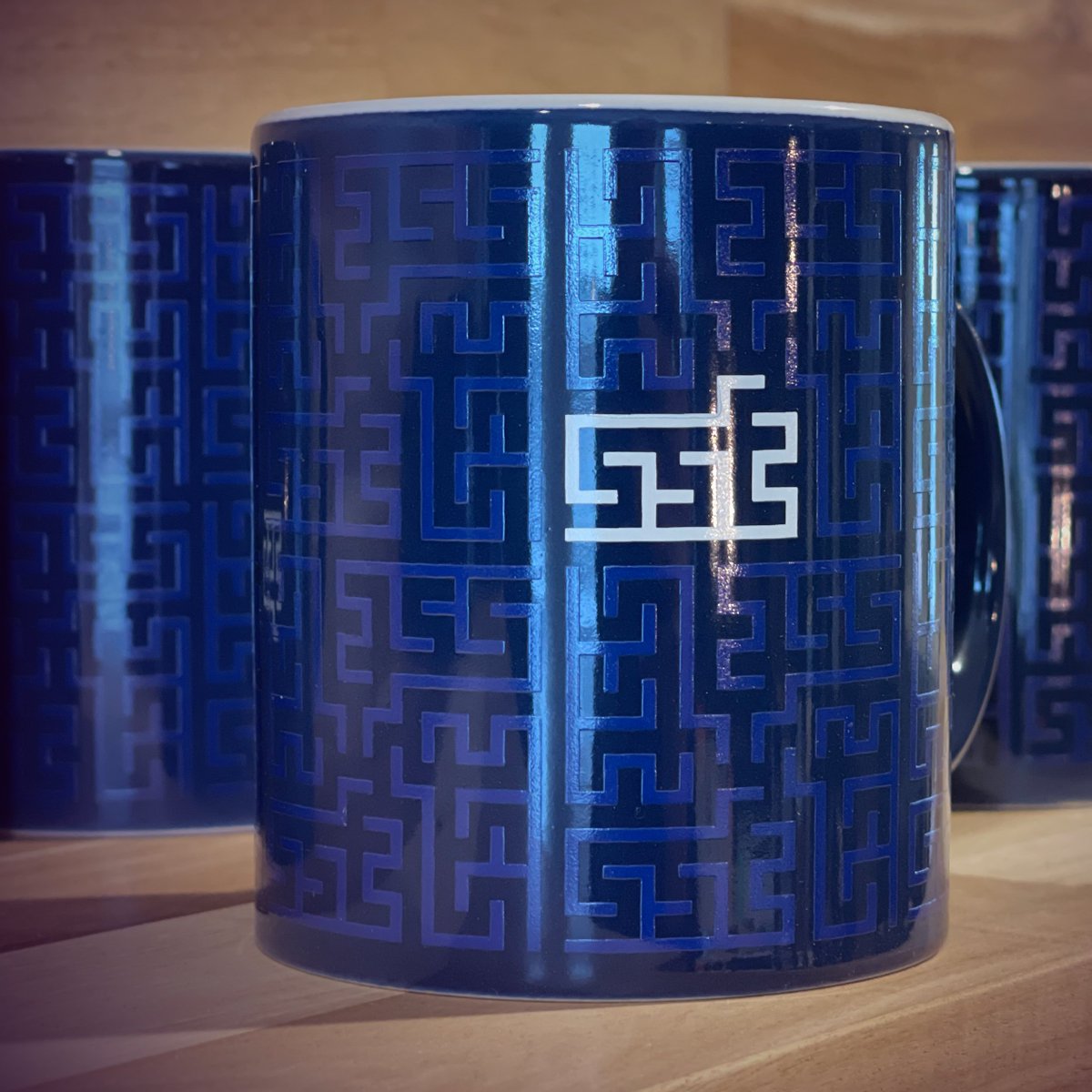 SST Software bestaat meer dan 20 jaar! In die tijd zijn al heel wat bakkies koffie verwelkomd. Dat zie je goed, dat drinken we uit ons eigen servies. Of iemand nou wil mokken of de kop er bij wil houden, een shot cafeïne helpt om de meest complexe problemen op te kunnen lossen.