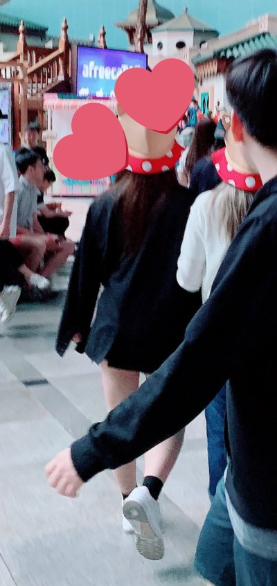 _wisesky's tweet photo. dahyun and gahyeon once went to viking together. dahyun took these photos of gahyeon, and even bought that hat for her. THIS IS THE CUTEST TWICECATCHER CRUMBS! https://t.co/uPXNjbgo1w