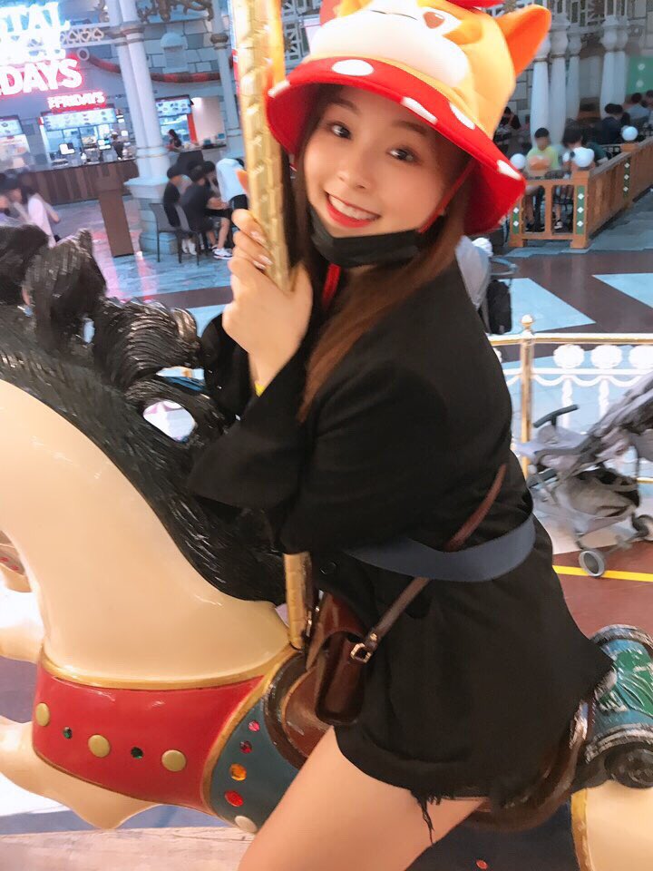 _wisesky's tweet photo. dahyun and gahyeon once went to viking together. dahyun took these photos of gahyeon, and even bought that hat for her. THIS IS THE CUTEST TWICECATCHER CRUMBS! https://t.co/uPXNjbgo1w
