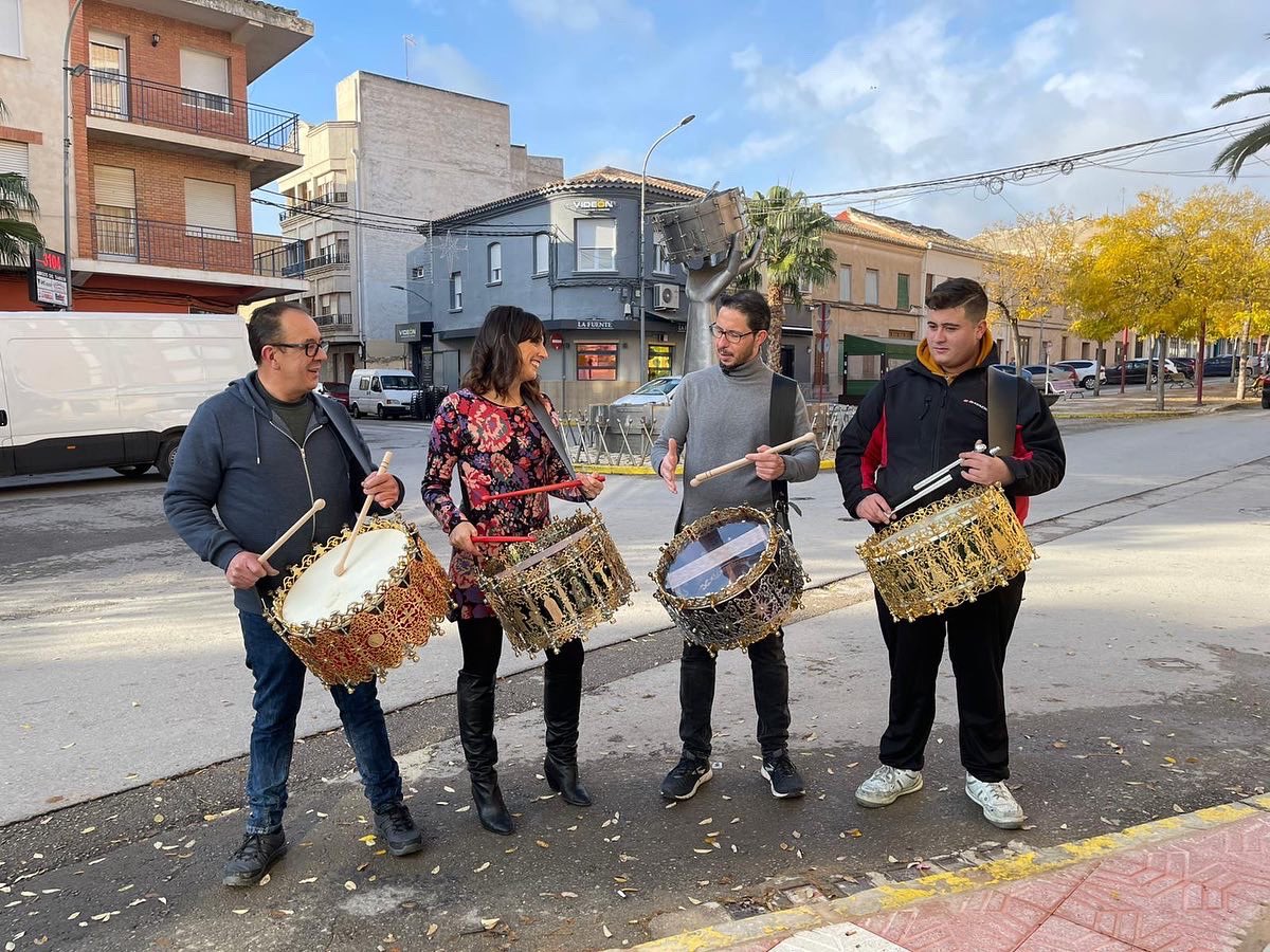 Continuamos con el fomento y difusión del tambor de Tobarra. En esta ocasión para el programa de televisión Aquí la Tierra de TVE. Ya os avisaremos del día de la emisión. ¡Gracias a Aunitz Alberdi por el trato y cariño hacia Tobarra y nuestra Asociación!